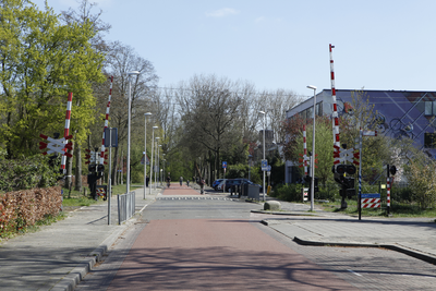 914159 Gezicht op de spoorwegovergang in de Huizingalaan te Utrecht.